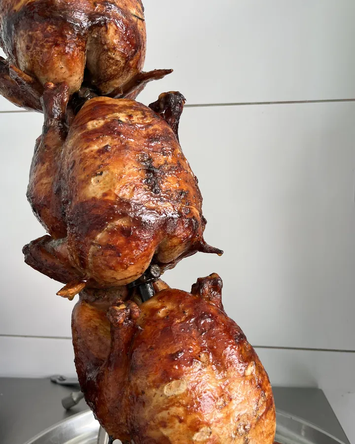 Frangos temperados e dourados no espeto