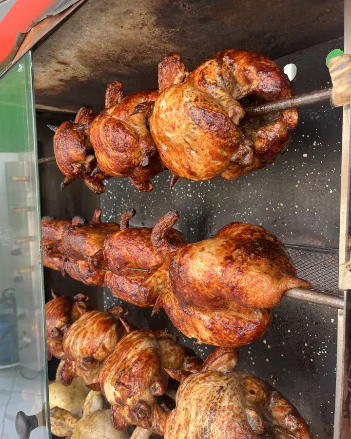 Forno de frango assado cheio de espetos